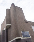 Golvende geveldelen in de noordoosthoek, rechtsonder het glas-in-loodraam.
              <br/>
              Marcel Westhoff, 2015-12-01